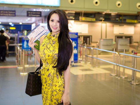 Lại Hương Thảo ra sân bay từ 4h sáng đi thi Miss World