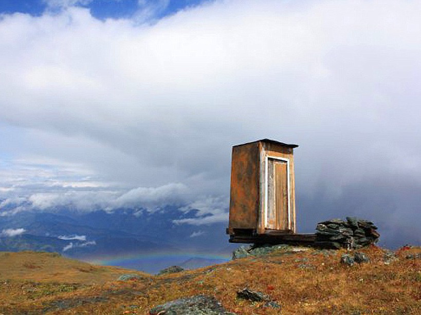 Nhà vệ sinh khắc nghiệt nhất trên thế giới ở độ cao 2.600m