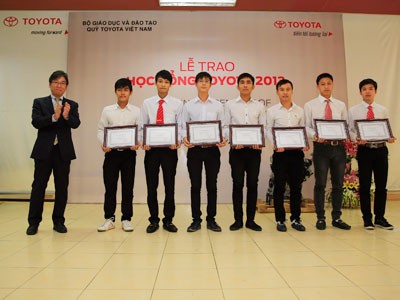Toyota Việt Nam tiếp tục trao học bổng cho sinh viên kỹ thuật