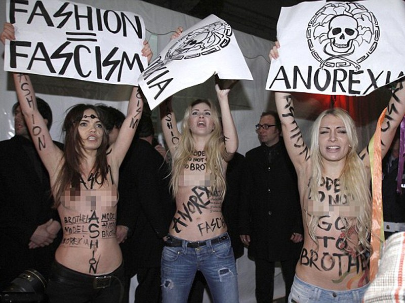 Ba thành viên nhóm Femen biểu tình tại Milan, Italia