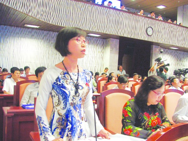 Đại biểu Phạm Thị Thanh Mai chất vấn về sai phạm tại Công viên Tuổi Trẻ Ảnh: Minh Tuấn