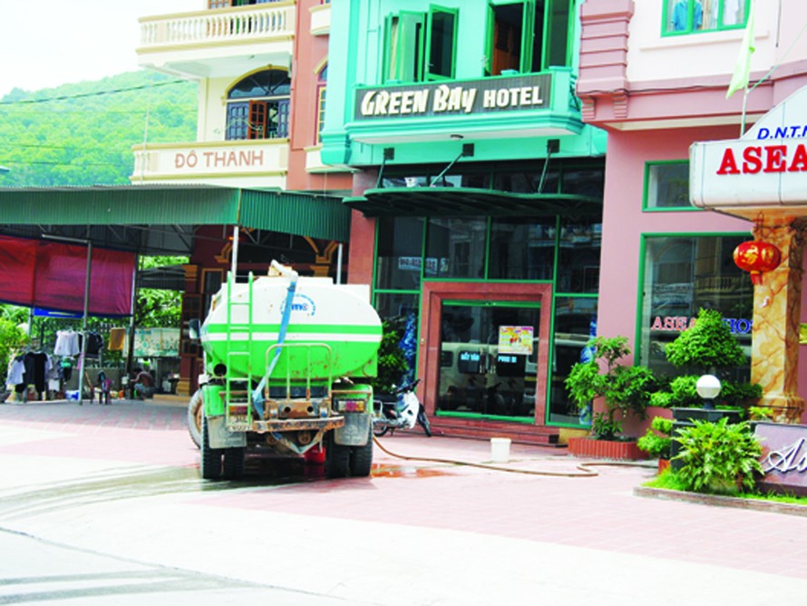 Mất điện kéo theo mất nước, nhiều khách sạn tại Bãi Cháy (Hạ Long) phải mua nước phục vụ du khách