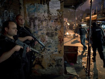 Cảnh sát và quân đội càn quét hai khu ổ chuột nguy hiểm nhất ở Rio