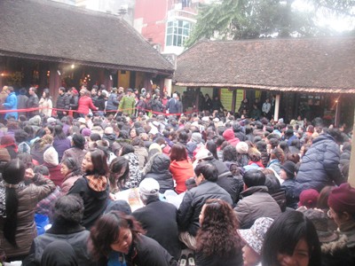 Hàng nghìn người chen nhau chờ làm lễ giải sao tại chùa Phúc Khánh