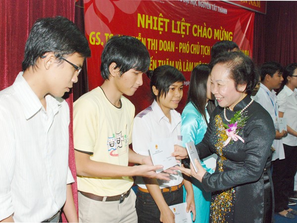 Phó Chủ tịch nước Nguyễn Thị Doan trao học bổng cho sinh viên nghèo học giỏi của ĐH Nguyễn Tất Thành. Ảnh: Q.P