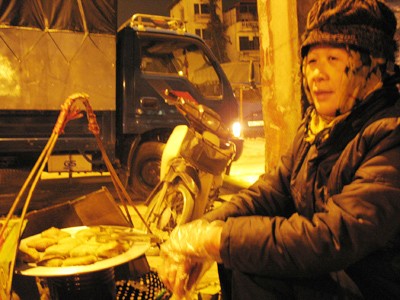 Bán bánh chưng rán tại chợ Đồng Xuân