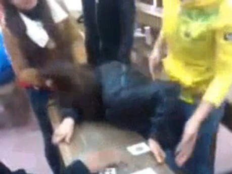 Xuất hiện clip nữ sinh bị đánh hội đồng tàn bạo trong lớp