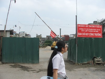 Dự án xây dựng đường Ô Chợ Dừa - Hoàng Cầu “đắp chiếu” kéo dài Ảnh: Minh Tuấn