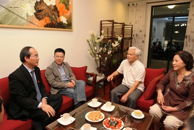 Phó Thủ tướng Nguyễn Thiện Nhân nói chuyện với GS. Ngô Bảo Châu và gia đình