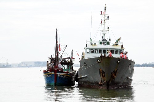 Tàu Trung Quốc liên tục cản trở tàu cá Việt Nam