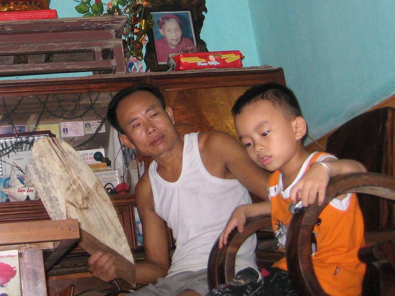 Ông Nguyễn Ngọc Hoàn cùng cháu ngoại trong cái nóng nực mất điện