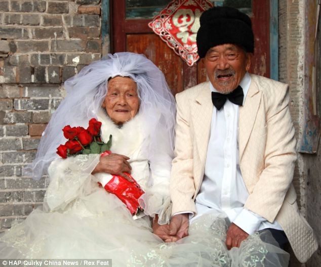 Ngoài trăm tuổi vẫn đi chụp ảnh cưới