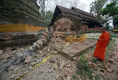 Một ngôi chùa ở biên giới Thái Lan – Myanmar bị hư hại do động đất.