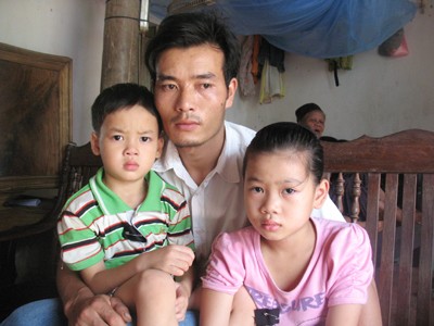 Chị Nguyễn Thị Liễu, bị xe bảo vệ Cty Giai Đức cán chết, để lại 2 con thơ và người chồng bệnh tật