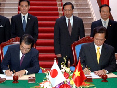 Thủ tướng Nguyễn Tấn Dũng và Thủ tướng Nhật Bản Naoto Kan ký tuyên bố chung