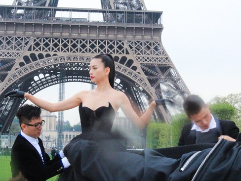 Ngô Thanh Vân thay đồ chớp nhoáng dưới chân tháp Eiffel