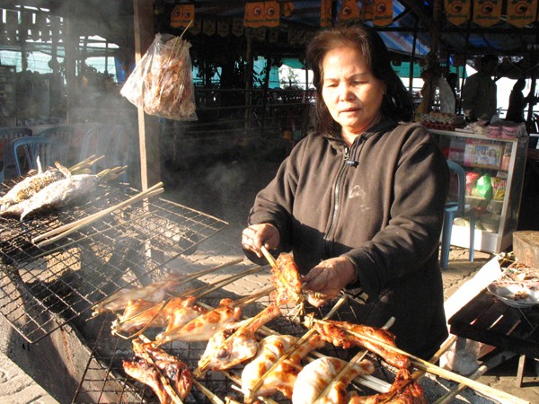 Thịt gà và cá sông Mekong nướng than