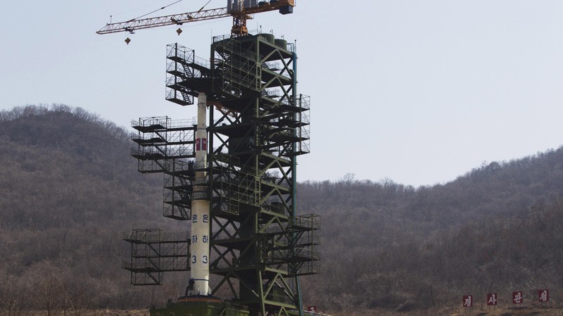 Thị sát tên lửa Unha-3 của Triều Tiên trên bệ phóng