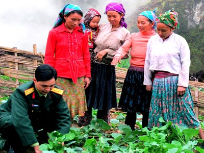 Cán bộ đội công tác số 3 (Ban Chỉ huy quân sự Mèo Vạc, Hà Giang) hướng dẫn kỹ thuật trồng rau cho nhân dân địa phương