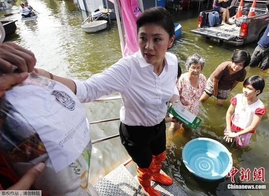 Thủ tướng Thái Lan trực tiếp đi khảo sát tình hình ngập lụt và phát lương thực tiếp tế cho người dân vùng lũ