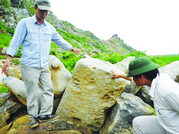 Một phiến đá được đánh dấu thuộc công trường chế tác đá cổ Ảnh: Hoàng Lam