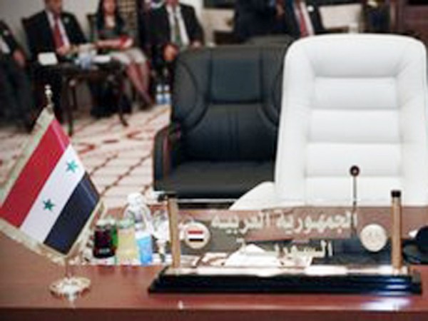 Ghế dành cho đoàn Syria tại hội nghị thượng đỉnh Ảrập ở Baghdad để trống Ảnh: AP