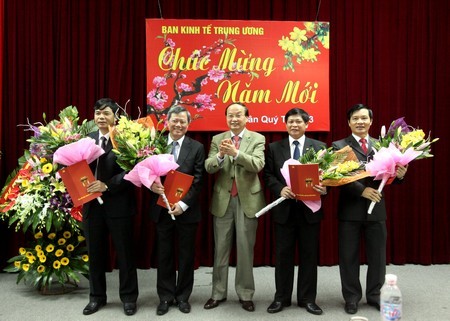 Ông Tô Huy Rứa trao quyết định cho 4 Phó trưởng ban Trưởng Ban Kinh tế Trung ương.