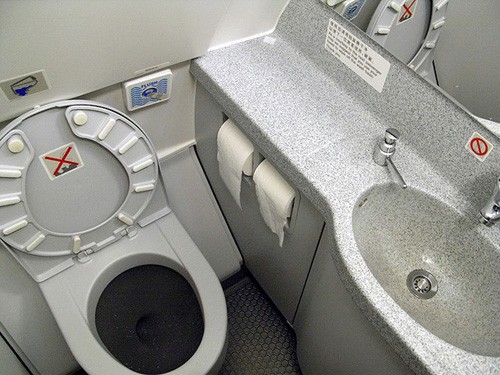 Nguy cơ khủng bố từ toilet máy bay