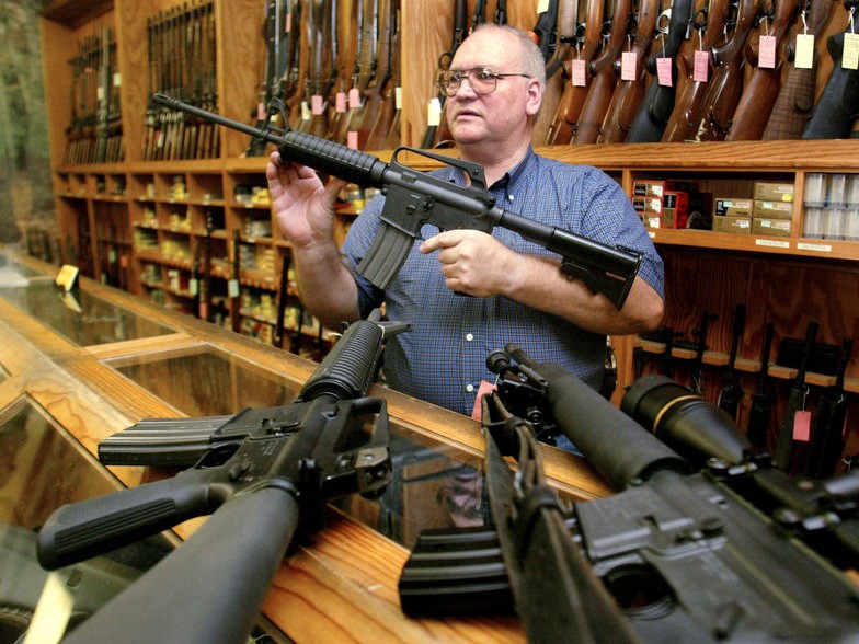Tổng thống Mỹ ủng hộ dự luật cấm sử dụng vũ khí