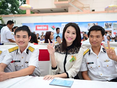 Hoa hậu Thu Thảo tưng bừng cùng 'Mùa xuân biển đảo'