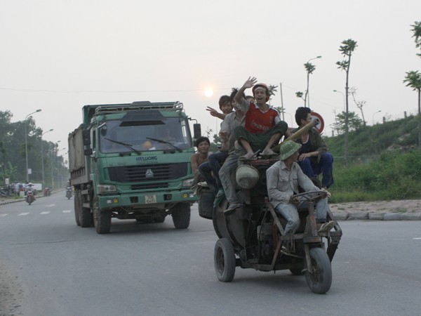 Hàng chục người cởi trần ngồi trên xe trộn bê tông tự chế phóng như bay trên đại lộ Thăng Long