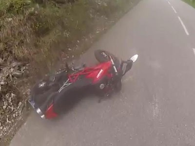 Ducati Hypermotard 796 gặp nạn với thú rừng