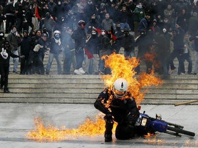 Cảnh sát Hy Lạp bị đốt cháy giữa phố