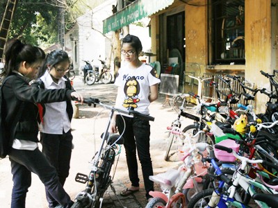 Bạn trẻ Hà Nội chọn mua xe đạp ngày 31-3 Ảnh: Xuân Phú