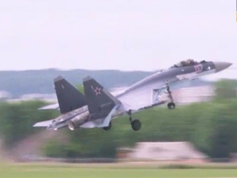 Su-35S tung hoành trên bầu trời Paris