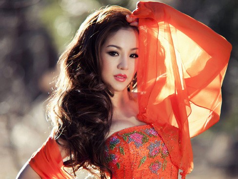 Thúy Nga nổi bật tại Hoa hậu phu nhân người Việt