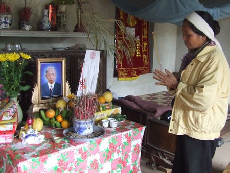 Bà Bùi Thị Thuận bên bàn thờ ông Mùi. Ảnh: B.M (Giadinh.net)