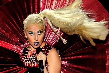 Lady Gaga lại gây sốc khi ký tặng vào vòng 1 của fan