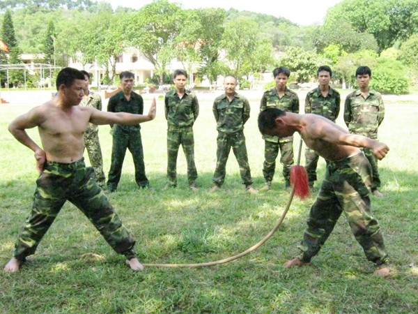Tạ Phú Thắng (phải) luyện võ cùng đồng đội