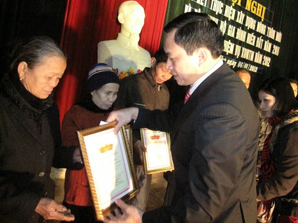 Lãnh đạo UBND huyện Đức Thọ trao giấy chứng nhận và quà cho các hộ dân tiêu biểu hiến đất xây dựng NTM