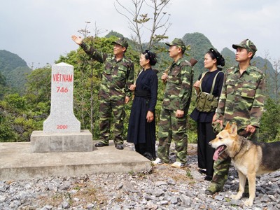 ĐVTN biên phòng và dân quân địa phương tuần tra bảo vệ đường biên, cột mốc trên tuyến biên giới Cao Bằng