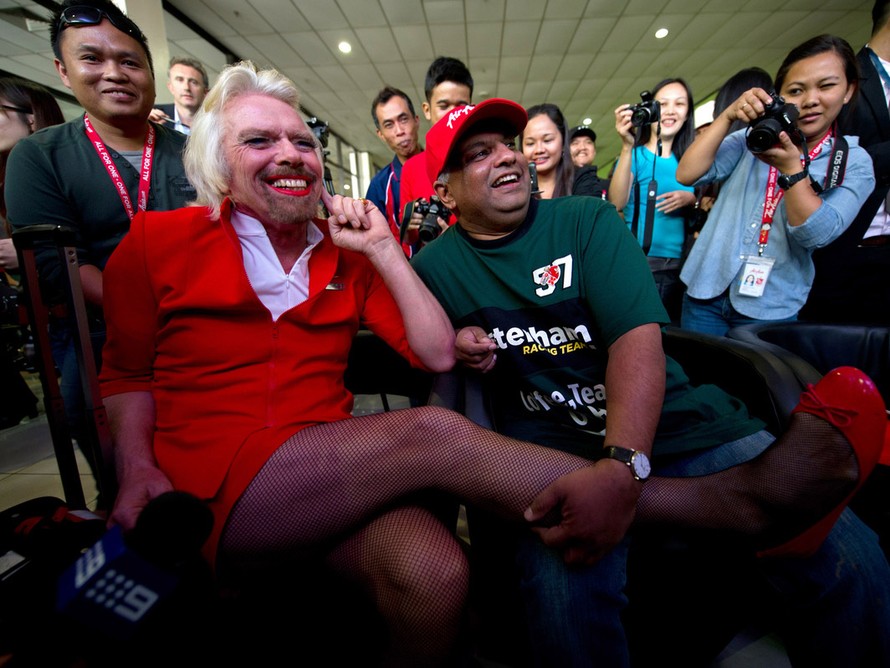 Tỉ phú Richard Branson (trái) và người sáng lập hãng AirAsia, ông Tony Fernandes (giữa)