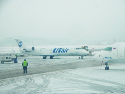Sân bay Vnukovo chìm trong băng tuyết
