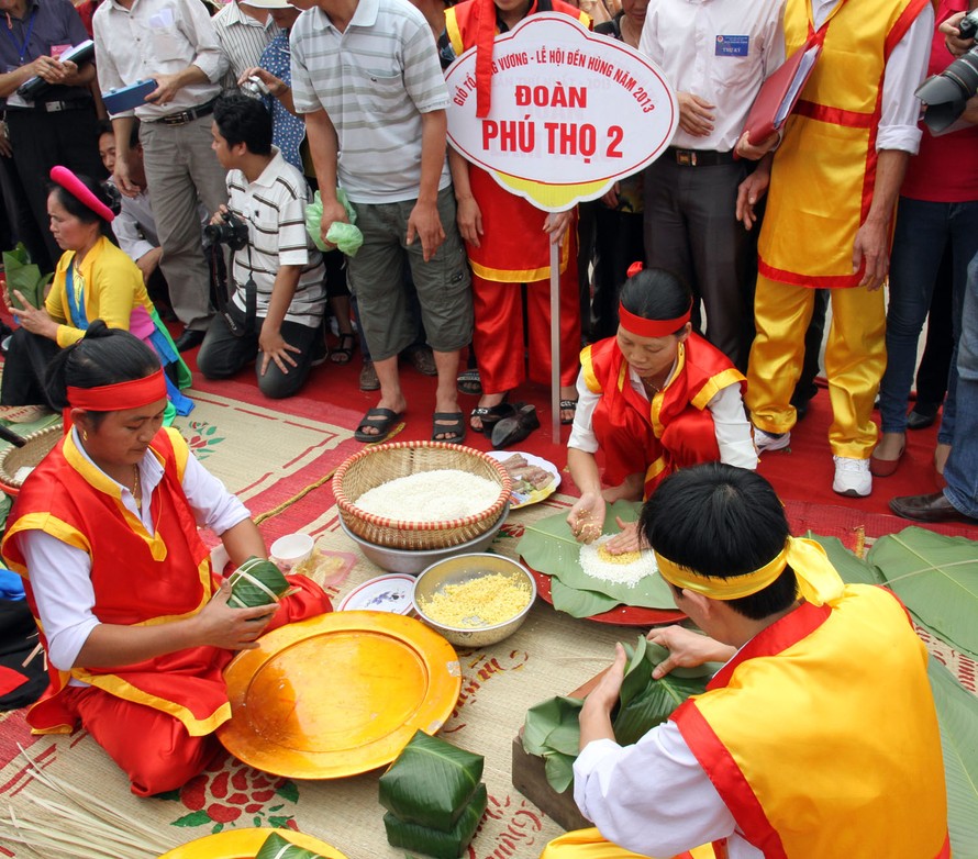 Dâng Vua Hùng lễ vật bánh chưng, bánh dầy