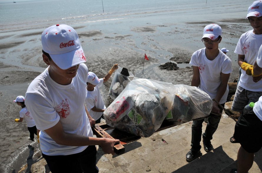 Cùng Coca-Cola chung tay làm sạch bãi biển