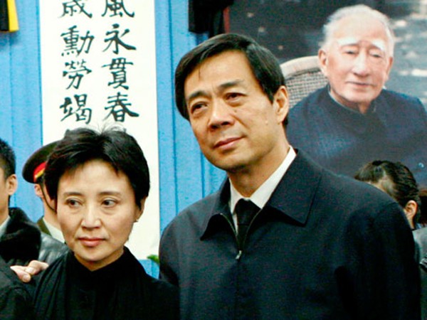Vợ chồng Bạc Hy Lai và Cốc Khai Lai trong một buổi lễ tưởng niệm ông Bạc Nhất Ba vào năm 2007 - Ảnh: Reuters