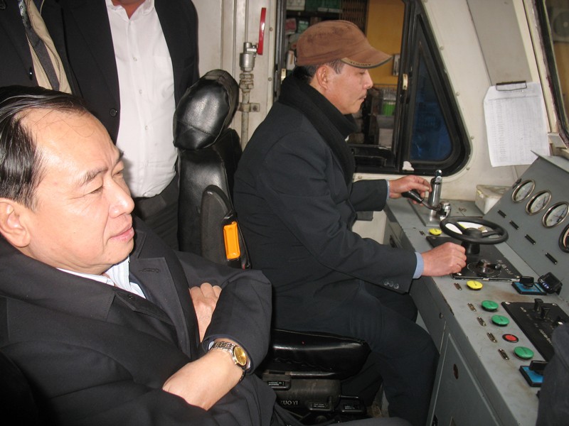 Thứ trưởng GTVT Lê Mạnh Hùng theo lái tàu hỏa thị sát đường ngang