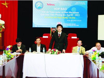 Ban Tổ chức họp báo công bố giải và ký kết hợp đồng tài trợ với Tập đoàn Công nghiệp Than và Khoáng sản Việt Nam sáng 9-3 tại Hà Nội Ảnh: Hồng Vĩnh