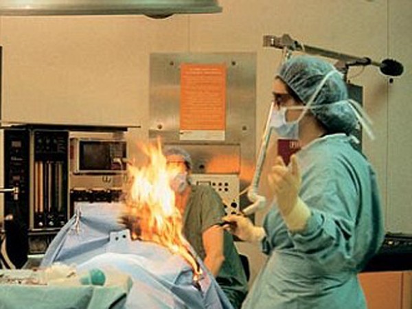 Bác sĩ đốt bệnh nhân khi phẫu thuật
