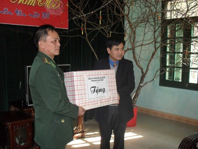 Anh Hoàng Bá Nam, Phó Bí thư Tỉnh Đoàn Quảng Ninh, tặng quà cho các chiến sĩ biên phòng